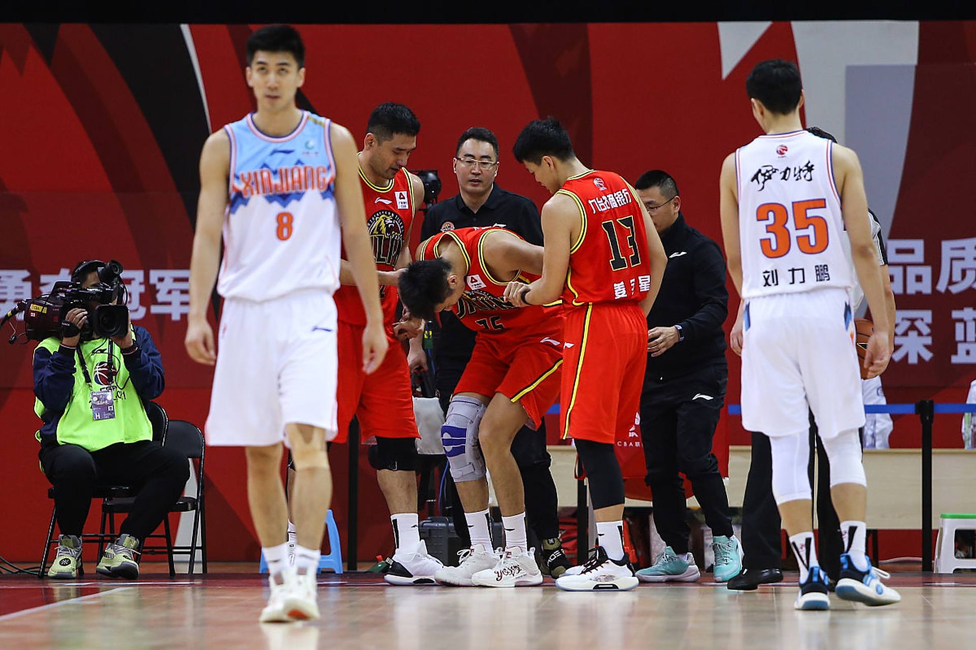 包含新疆广汇迎CBA季后赛关键赛，今晚主帅复盘，引发热议，赛程密集仍需轮换的词条