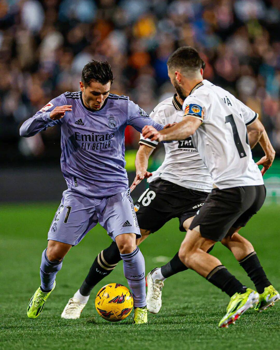 里程碑夜！里昂遗憾出局，西甲今夜刷纪录，话题不断，团队化学反应显著(皇家马德里2024年度辉煌回顾)