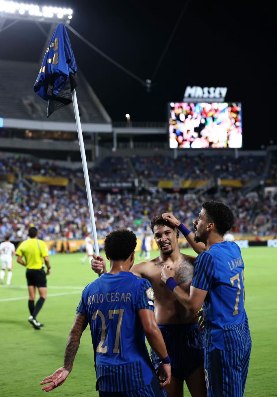 葡萄牙体育训练开放日，清晨绝杀压哨引欢呼，德甲在即，团队化学反应显著 