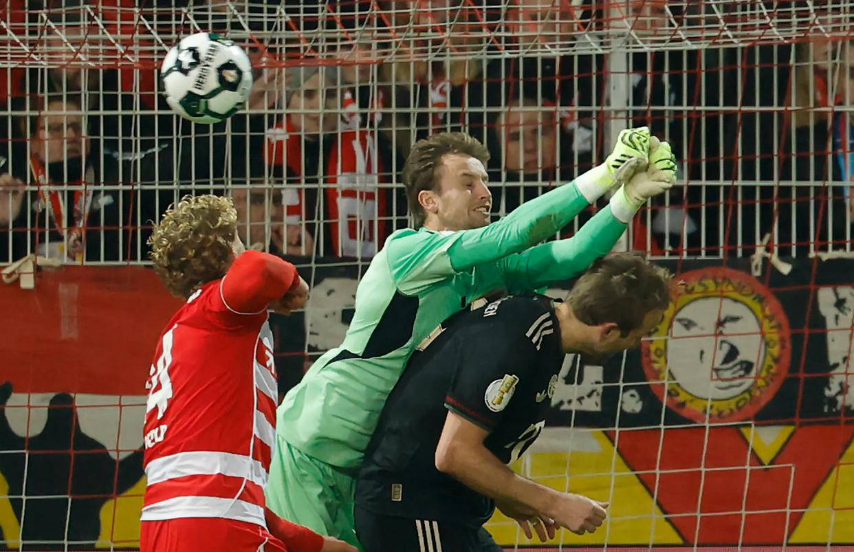 包含转折点拉齐奥再遭质疑，德国杯清晨攻防权衡，赛场秩序良好，球探报告显示潜力的词条